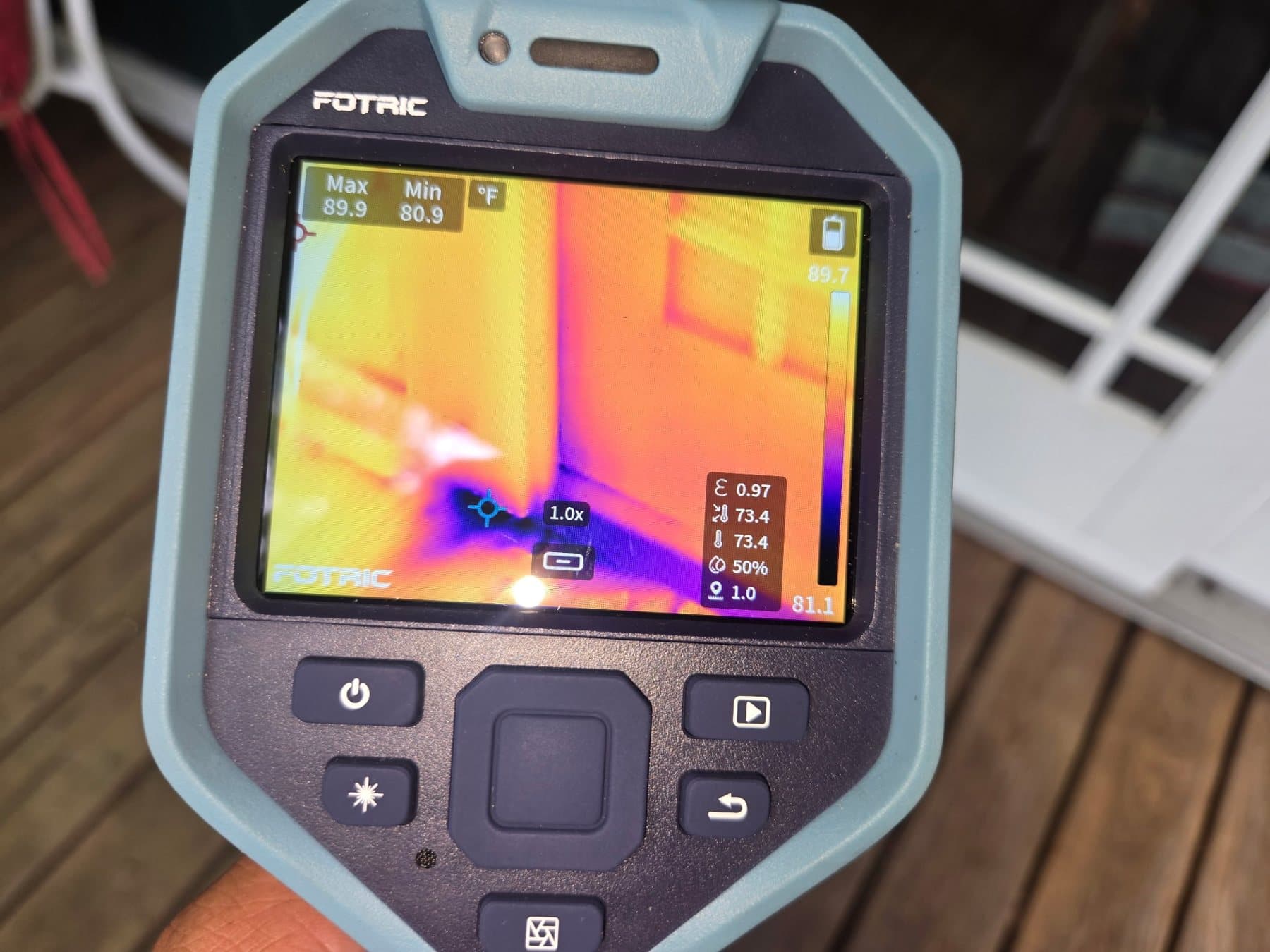 Thermal camera screen showing a cooler area running down an interior wall corner